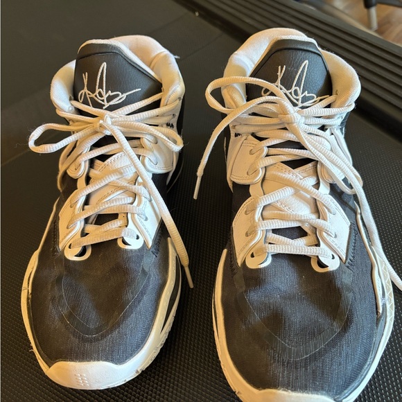 Nike Men's Black and White Athletic Shoes - Picture 2 of 7